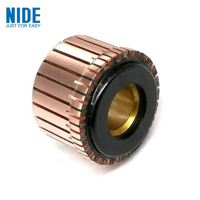 Một người giao đã làm gì trong một chiếc xe hơi?